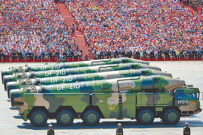 日本政府防卫省12日表示，一艘中共海军测量舰在12日凌晨约2点30分进入日本鹿耳岛县西南方领海内。图为解放军反舰弹道飞弹方队。（中新社资料照片）