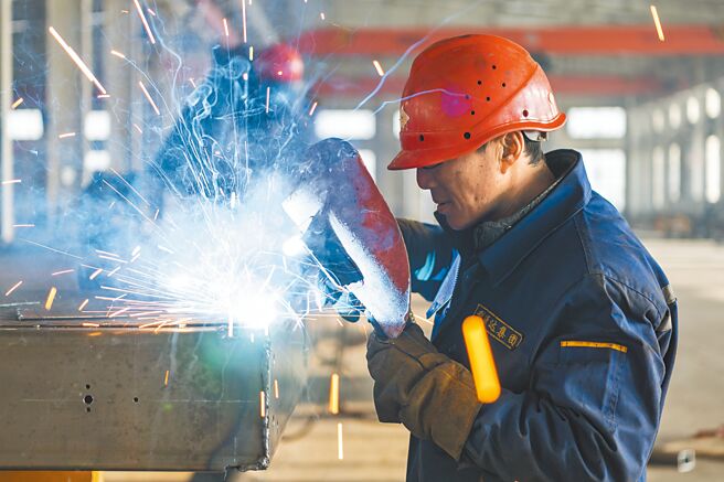 中国人民银行10日公布金融统计数据，数字超预期引发市场关注，其中1月贷款供需两旺，增加4.9兆元人民币创单月新高。图为黑龙江省某企业的生产车间作业情形。（新华社）