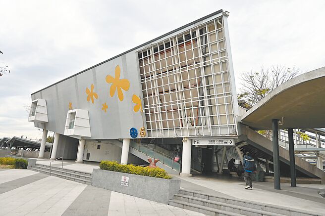 苗栗火车站东站外墙去年10月遭强风侵袭整片掀落，台铁修復工程已经上网招标，预计6、7月前整建完毕。（李京升摄）
