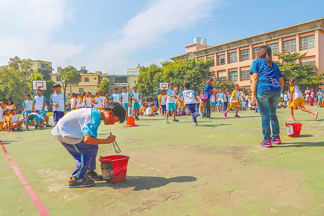 新竹县国小大下课活动时间，学校规画体能闯关活动，无形中培养学生护眼和运动的好习惯。（罗浚滨摄）