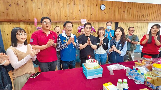 国民党秘书长黄健庭（左四），12日到南投为林明溱庆生。（林明溱竞总提供／廖志晃南投传真）