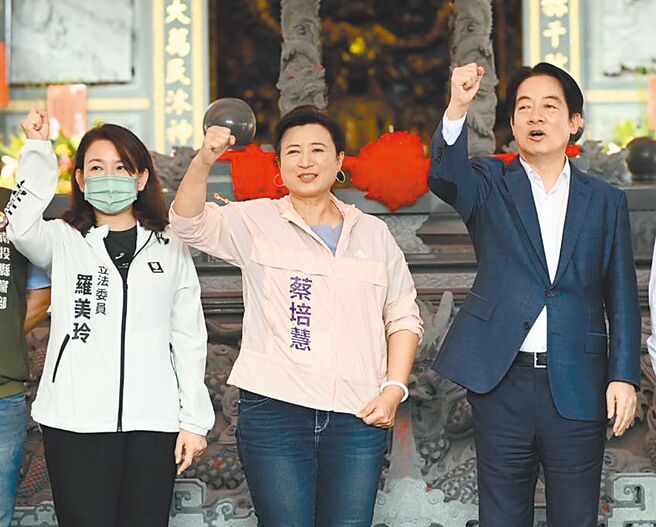 立委候选人蔡培慧（中），12日陪同民进党主席赖清德到寺庙参拜。（蔡培慧竞总提供／廖志晃南投传真）