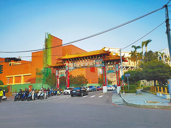 八卦山牌樓乘載彰化縣民的共同記憶，歷經超過一甲子的歲月，牌樓表面油漆嚴重剝落，已經不復當年風采。（吳建輝攝）