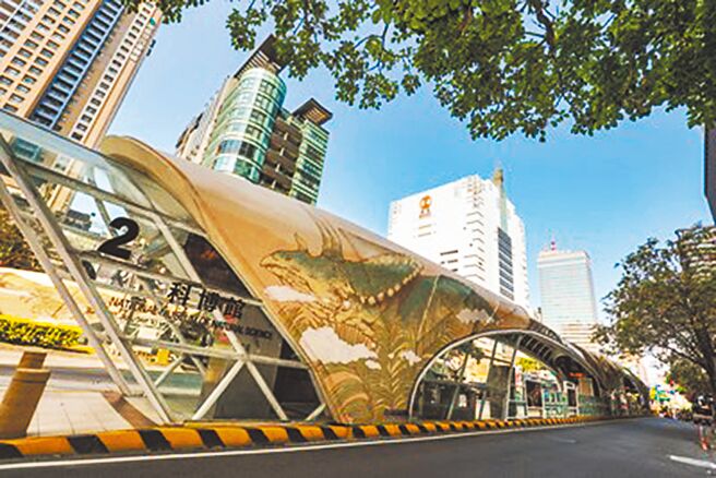 位于台湾大道上、科博馆外的公车专用道站体，以科博馆的恐龙意象点缀，相当吸睛。（台中市府提供／林欣仪台中传真）