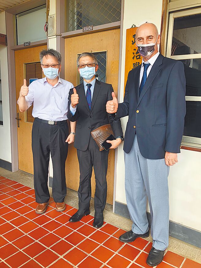 东海大学指出，土耳其发生强震后，叶玛思（右）主动加入台湾搜救队协助救灾，那种家乡有难、义不容辞的救援精神令人动容。（东海大学提供／张妍溱台中传真）