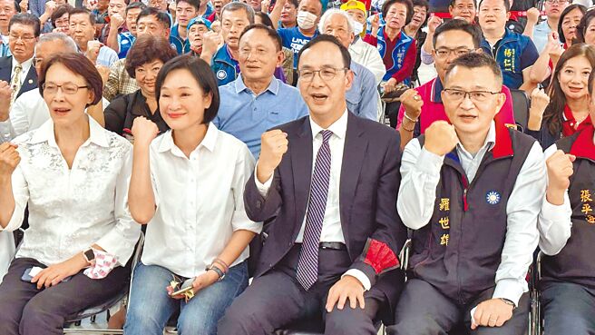 国民党高市党部主委悬缺近1个半月，12日终于确定由前立委罗世雄（右）接任。（柯宗纬摄）