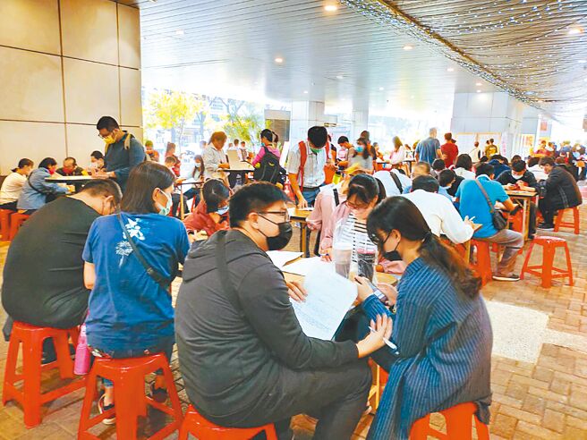 高雄市政府勞工局於11日在新光三越高雄左營店彩虹市集1樓夢想廣場，舉辦今年開春第一場大型徵才活動，現場有743人遞履歷面試。（翻攝照片／洪靖宜高雄傳真）