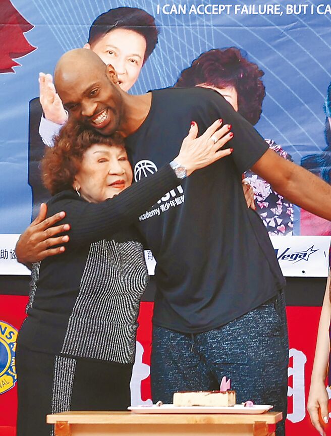 知名球星戴维斯（右）为公益篮球赛站台，周游为他庆生。（陈俊吉摄）