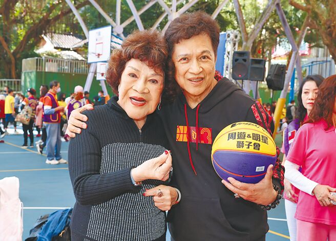 周游（左）与李朝永结合明星狮子会办「小学生三对三公益篮球菁英赛」。（陈俊吉摄）