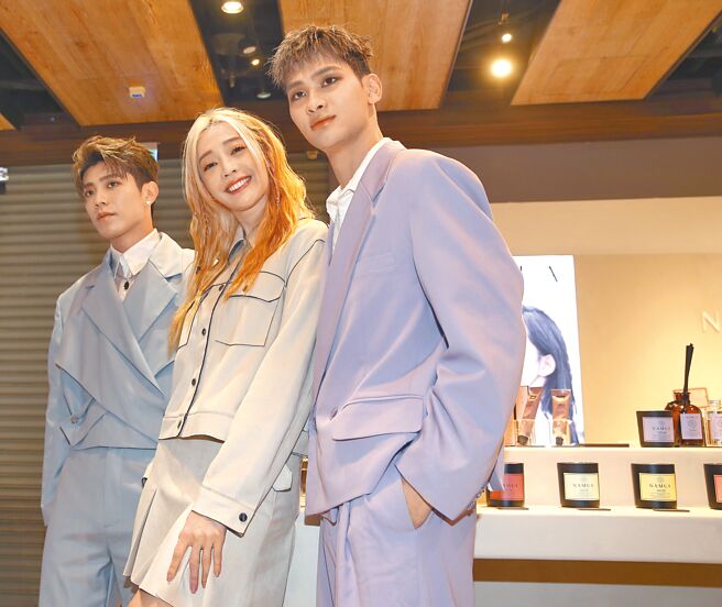 王心恬（中）开香氛品牌实体店面，师弟夏浦洋（右）、陈峻廷担任一日店长。（陈君玮摄）