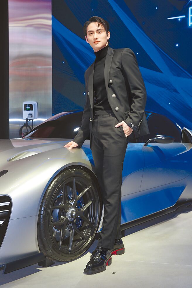 范少勋昨出席活动，吸引大量粉丝群围观。（黄世麒摄）