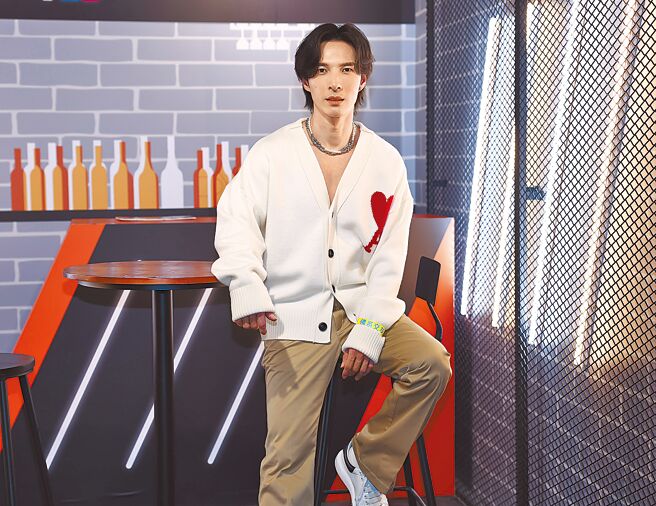 陳勢安昨現身台北松菸看展。（陳俊吉攝）