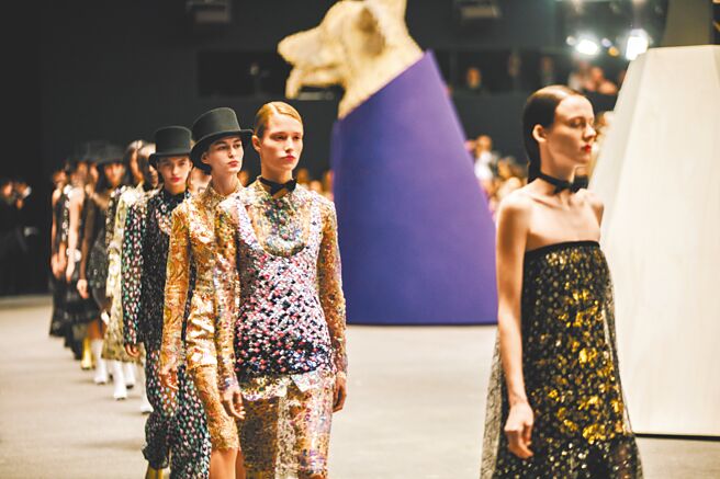香奈儿2023春夏高订大秀，秀上服装充满细节且华丽不凡，加上展场风格明亮，让人过目难忘。（CHANEL提供）