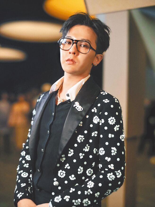 韩国巨星GD身穿山茶花串珠西装出席大秀现场。（CHANEL提供）