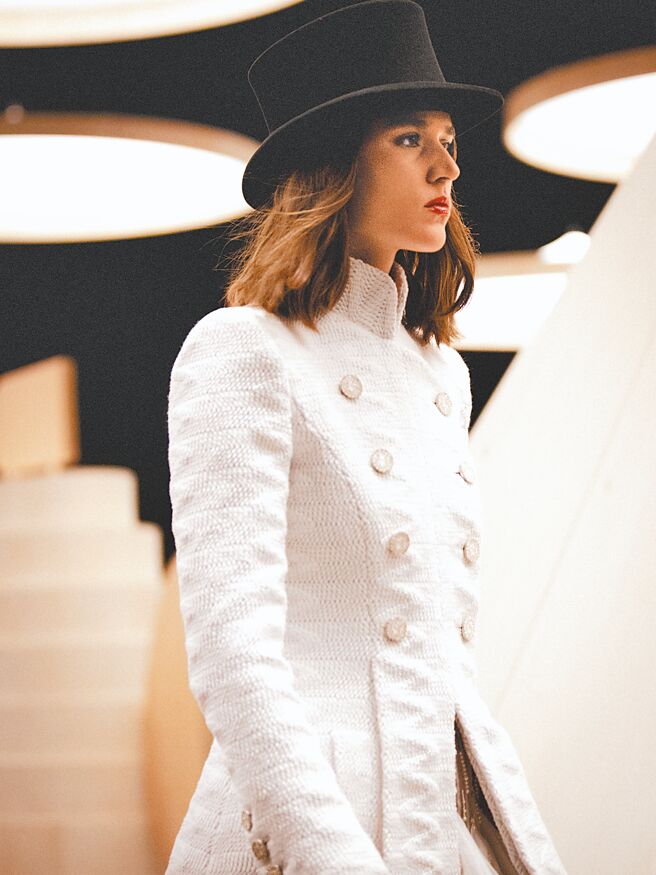 高雅不凡的仪队服装设计灵感，成为香奈儿2023春夏高订大秀的领路先锋。（CHANEL提供）