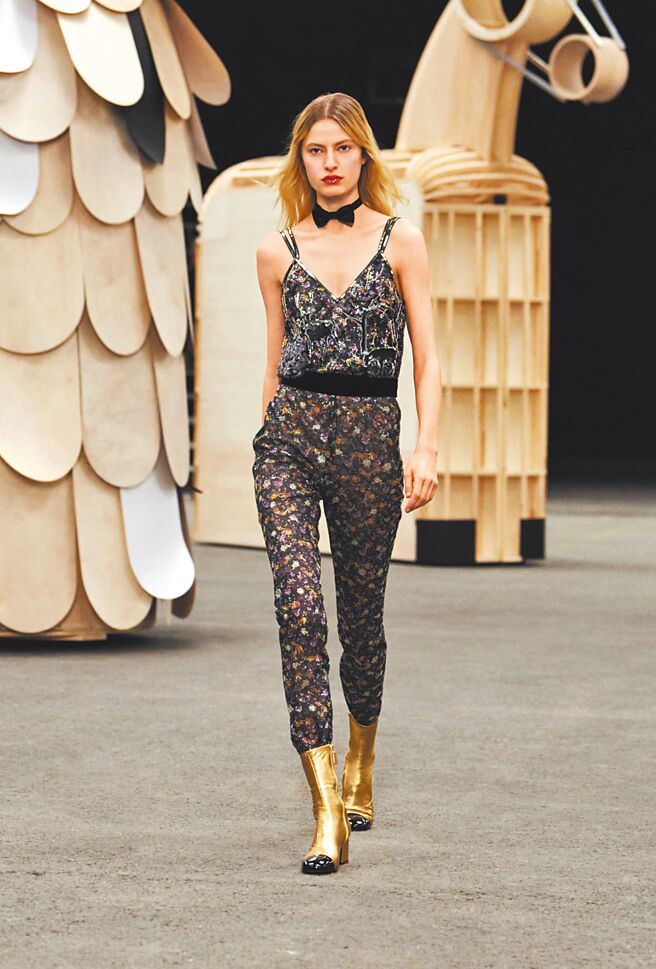 简洁俐落的服装线条，搭配繁复的顶级工艺，成为本季香奈儿高订最大特色。（CHANEL提供）