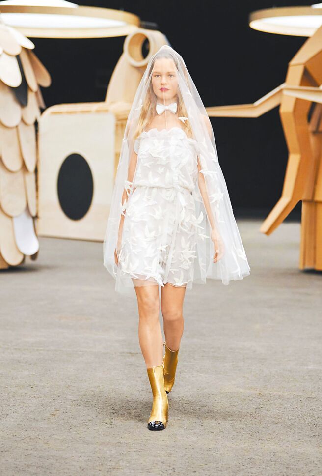 香奈儿高订大秀最后一套压轴作，以手工蕾丝搭配头纱造型，打造印象深刻的春夏作品。（CHANEL提供）