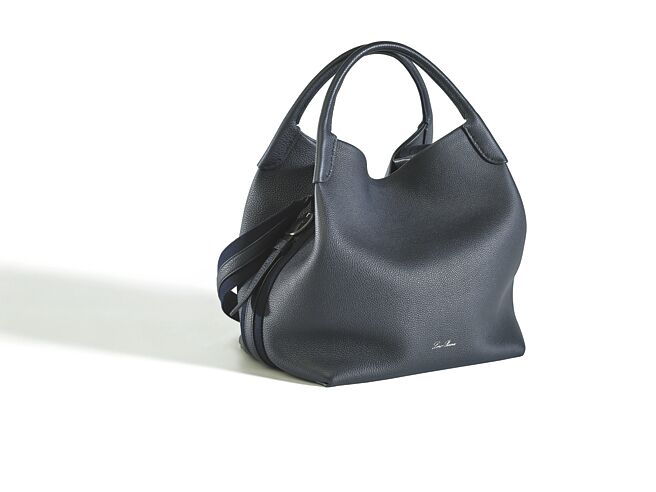 Loro Piana BALE BAG粒纹小牛皮中型肩背包，13万2300元。（Loro Piana提供）