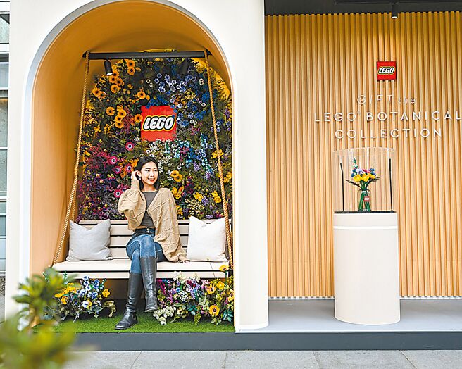为宣传乐高花艺系列新品，品牌搭上情人节携手浪花花艺在信义诚品一楼打造梦幻快闪咖啡屋（见图）。（乐高提供）