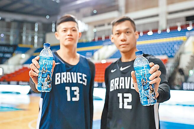 黑松FIN近期携手P. LEAGUE+二连霸的「臺北富邦勇士篮球队」推5款球员限定包装（见图），每款都有球员在球场上挥洒热血的英姿让球迷收藏。（黑松提供）