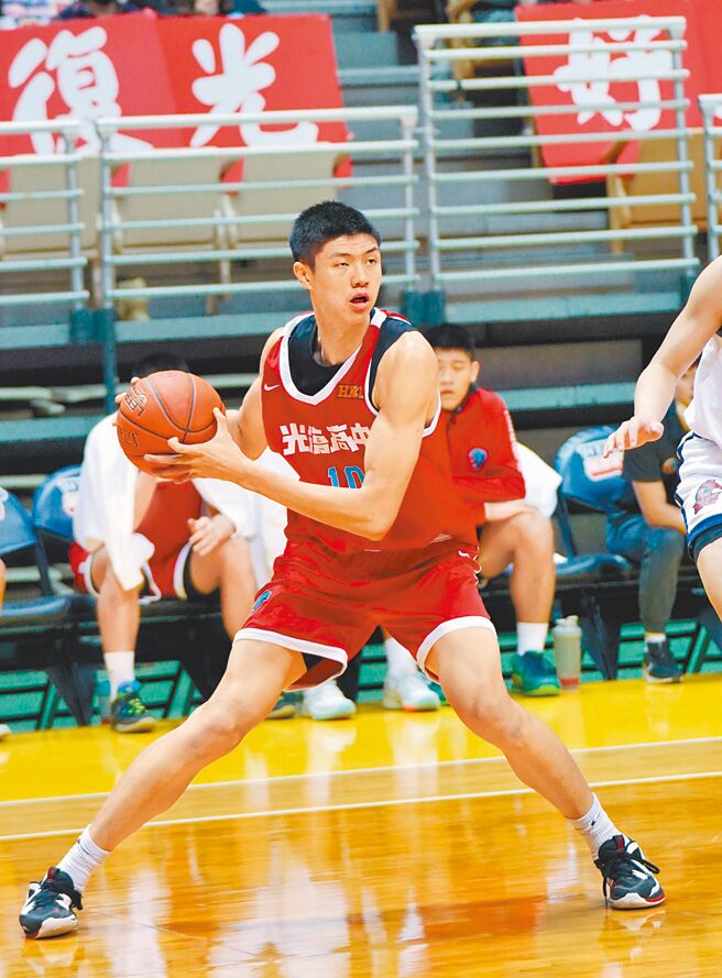 光復高中郑名缴出12分、15篮板。（高中体总提供）