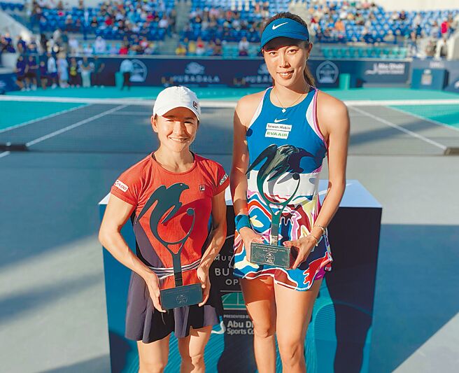 詹皓晴（右）與日本搭檔青山修子在阿布達比女網賽拿下雙打亞軍。（劉雪貞提供）