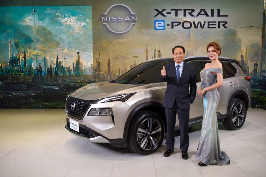 裕隆日產總經理蔡文榮（左）親自發表NISSAN X-TRAIL e-POWER，售價151.9萬元。（裕隆日產提供）