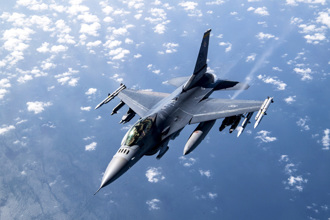 傳美F-16第1發沒射中不明物！1200萬瞬間飛了