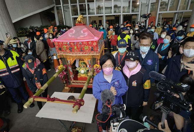 王惠美表示，感謝媽祖厚愛，期許媽祖繼續賜福，讓大家都幸福美滿又健康。(吳建輝攝)