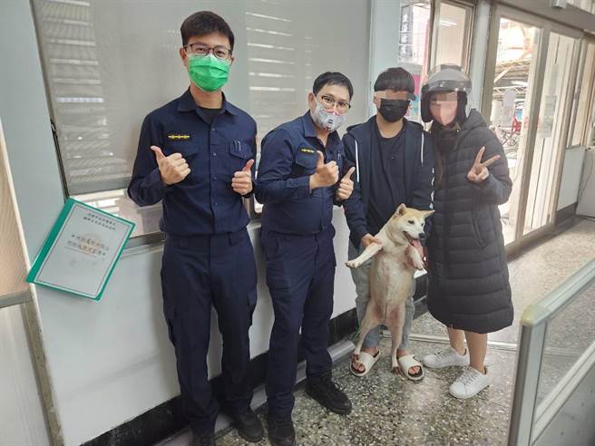 楠梓警員幫助柴犬「啾啾」回家，飼主感謝警方幫忙照顧愛犬。（翻攝照片／林瑞益高雄傳真）