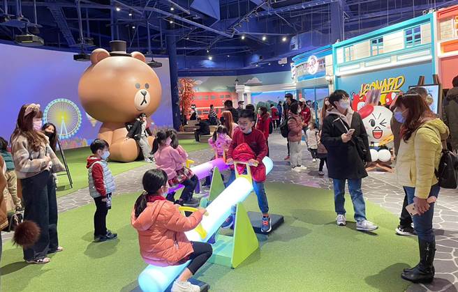 丽宝乐园渡假区引进超人气LINE FRIENDS 明星 IP ，打造全球第一个熊大的丽宝小镇，成功带动人潮。（丽宝乐园提供）