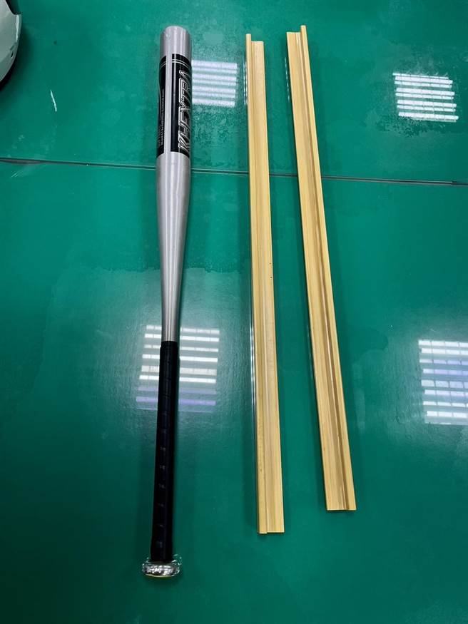 警方制止刘、陈两派人马打群架，起出铝棒、胶条等器械。(民眾提供)