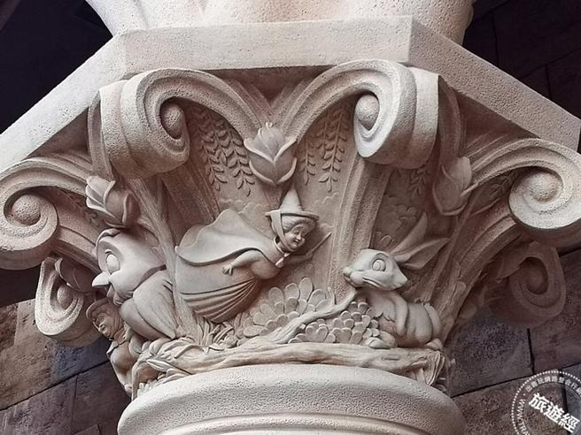 城堡柱子都有迪士尼明星及故事。（洪书瑱／摄）