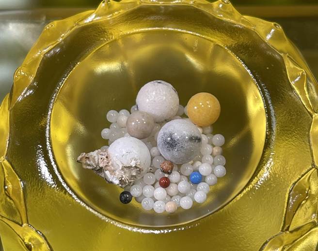 佛光山13日在台南大仙寺举行星云大师荼毘仪式，烧出许多舍利子。（佛光山提供／林瑞益高雄传真）