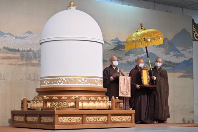 星云大师的真身坐塔，设计源于印度拘尸那揭罗城中的涅槃塔。图赵启超。（佛光山提供／林瑞益高雄传真）