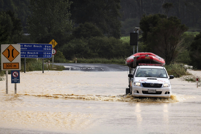 熱帶風暴嘉布瑞爾（Gabrielle）侵襲紐西蘭北部，帶來強風豪雨，當局宣布全國進入緊急狀態。（圖／美聯）