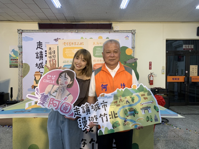 一隻阿圓（左）人氣高漲時常受邀活動。（圖/中央社）