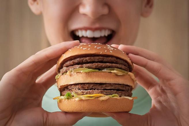 （麦当劳「大麦克家族」即日起限期回归，肉量加倍的「无敌大麦克」再次重磅出击。图／麦当劳）