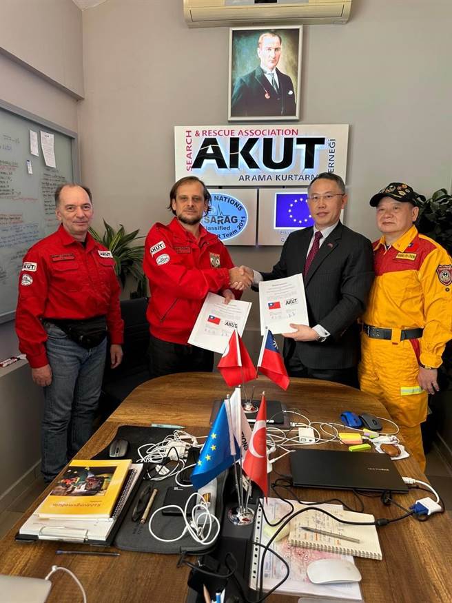 我国驻土耳其代表黄志扬（右二）代表「臺湾国际搜救队」与土耳其「搜索救援协会」（AKUT）理事Tugay Yilmazberk（左二）在该协会总部签署捐赠文件后合影，消防署特种搜救队副队长黄博村（右一）及曾来台协助921震灾搜救行动的AKUT创办人之一兼急难总监Adam Mehmet Tanrısever（左一）在场见证。（外交部提供）