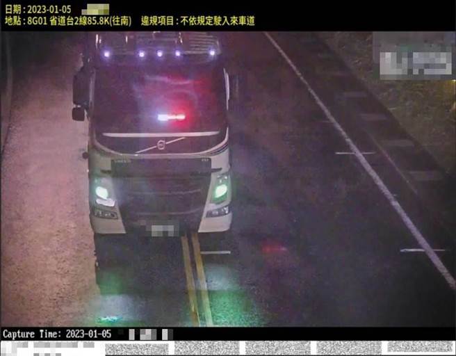 新北市警局瑞芳分局强调，网路传言不实，跨越对向车道非但不能躲避区间测速，还将多收一张红单，且影响他人行车安全，呼吁民眾遵守交通规则。（新北市警局提供／张志康新北传真）