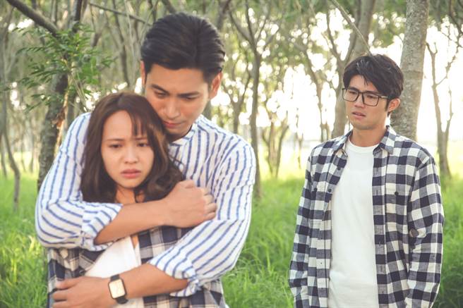 《再见之后》许智然（杨子仪饰）陪曾楚薇（黄姵嘉饰）和杜凯威（张耀仁饰）好好说再见。（华视提供）