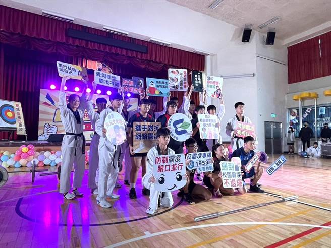 台北市教育局14日與萬芳高中一同舉辦「對抗網路霸凌－截圖、反映、找iWIN」宣導活動。（蔡佩珈攝）