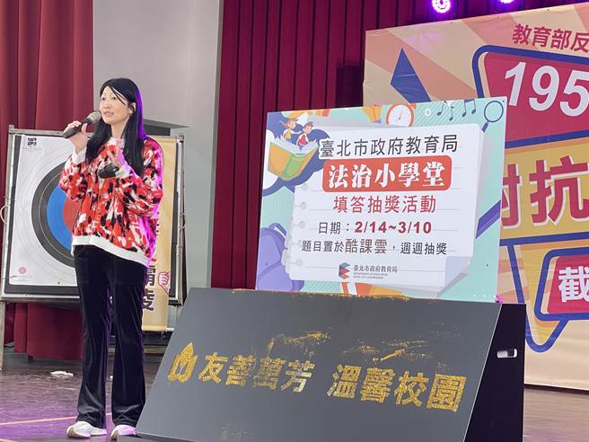 教育局主任秘書諶亦聰透過「法治小學堂」活動宣導法律資訊。（蔡佩珈攝）