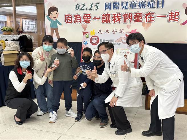 来自越南的男童Ben（左三）罹患白血病，到花莲慈济医院治疗2个月后，与弟弟（左四）的骨髓配对成功，预计下周进行移植手术，医疗团队特别为他献上祝福。（罗亦晽摄）