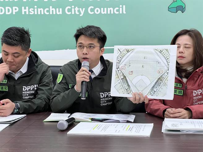 市議員劉康彥指出，根據市府回文，經龍來公司指認僅認出15個採樣點，當中僅3個挖到異物。（王惠慧攝）