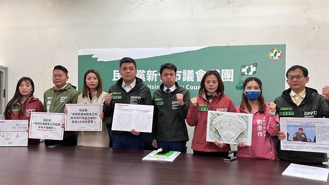 民進黨新竹市議會黨團14日開記者會，呼籲新竹市長高虹安若對新竹棒球場草皮底下「大祕寶」仍有疑慮，應直球對決、全面開挖，盡快解決棒球場爭議。（王惠慧攝）