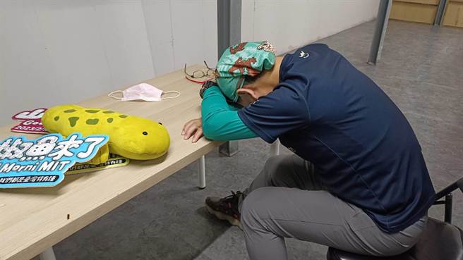 麦觉明导演为答谢观眾支持北中南映后跑透透，累到趴在戏院办公桌上睡着。（大麦影像传播工作室提供）