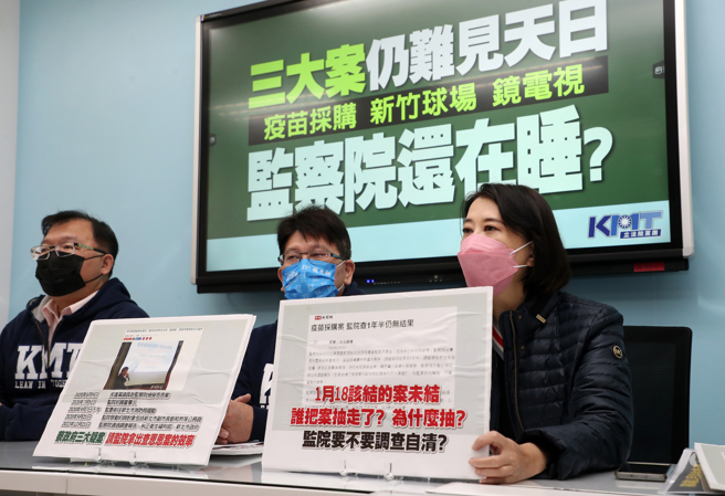 国民党立法院党团首席副书记长林思铭（中）、立委李德维（左）、王鸿薇（右）14日召开「三大案仍难见天日 监察院还在睡？」记者会。（刘宗龙摄）