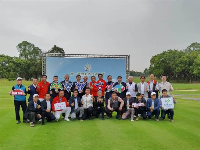 台南一中、成功高中、新竹高中、台中一中、台中二中及高雄中學等6所百年名校，成立「台灣百年六中高校高爾夫聯盟」，傳承台灣精神。（曹婷婷攝）
