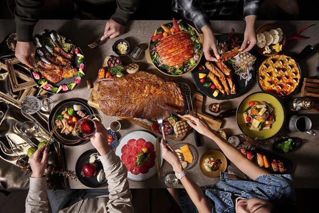 （台北国泰万怡酒店MJ Kitchen推出「疯肉季」主题菜色，2月28日前用餐加赠龙虾，会员再享原价85折优惠。图／台北国泰万怡酒店）